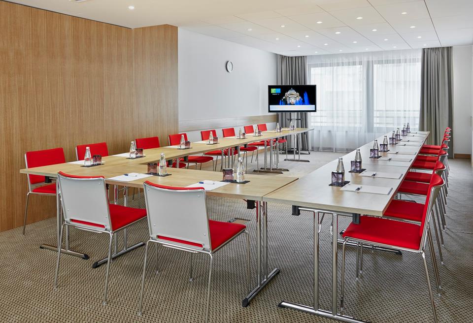 Holiday Inn Express 8